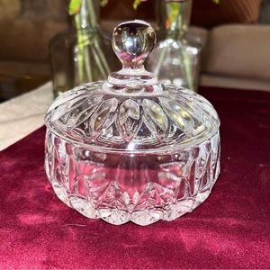Gorham crystal candy dish is in the Kingsbury Giftware pattern. 🍬 💎